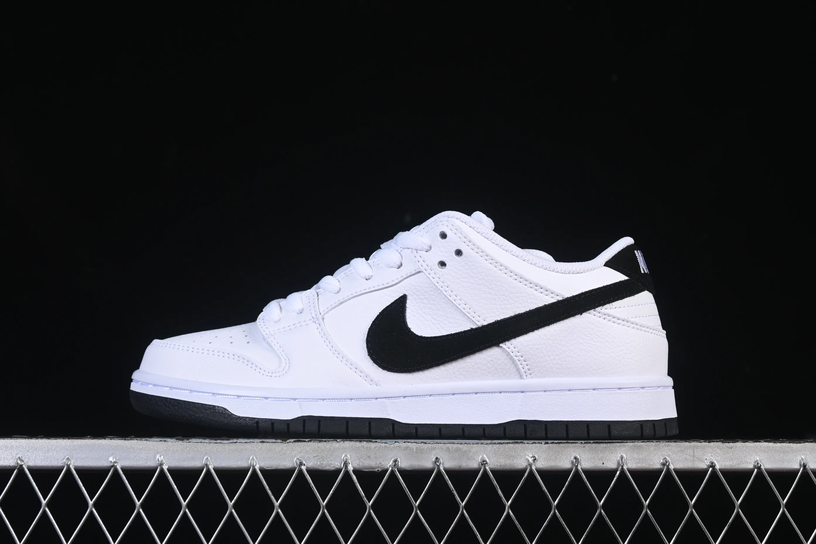All Categories Nk SB Dunk Series Nk SB Dunk Low Low-top sneakers Nike SB Dunk Low Classic white and black Low-top casual sneakers HF3704-100